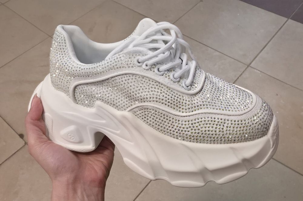 Дамски бели маратонки с кристали