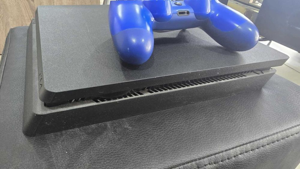 Sony PlayStation 4 Slim Jet Black 500GB + 1бр Контролер и FIFA 20