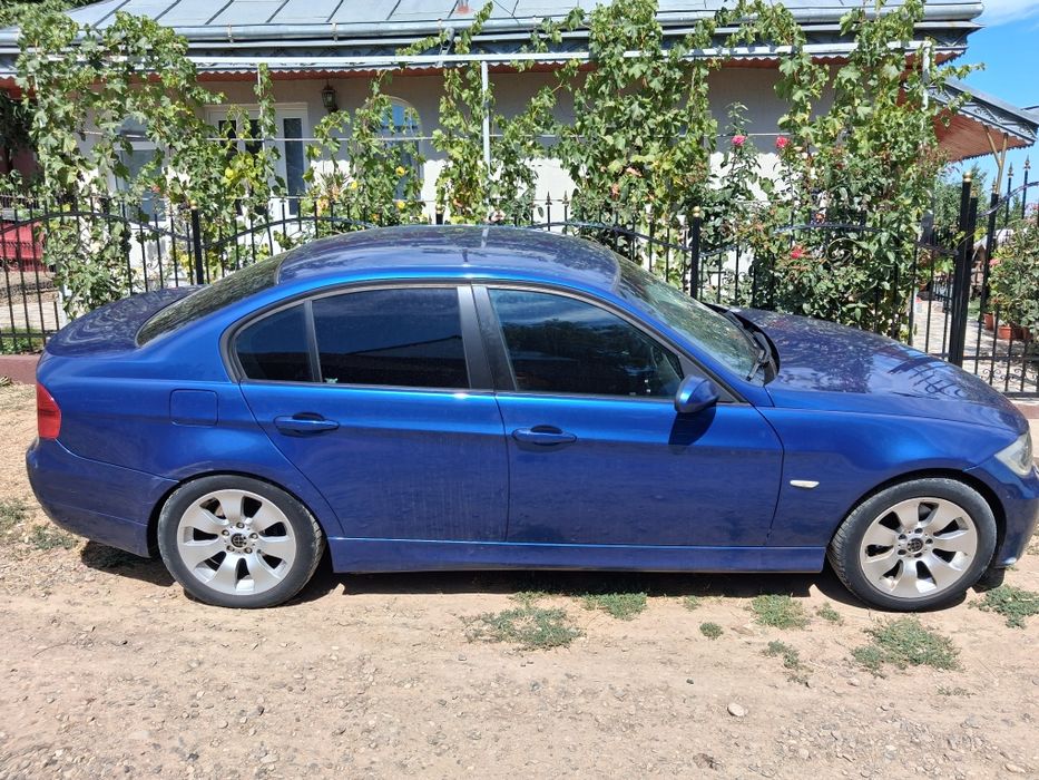 Se  oferă spre vânzare BMW E90
