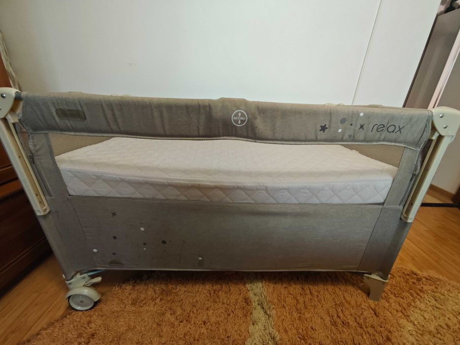 Vând pătuț de copii pliabil și ofer cadou salteaua din fibră de cocos