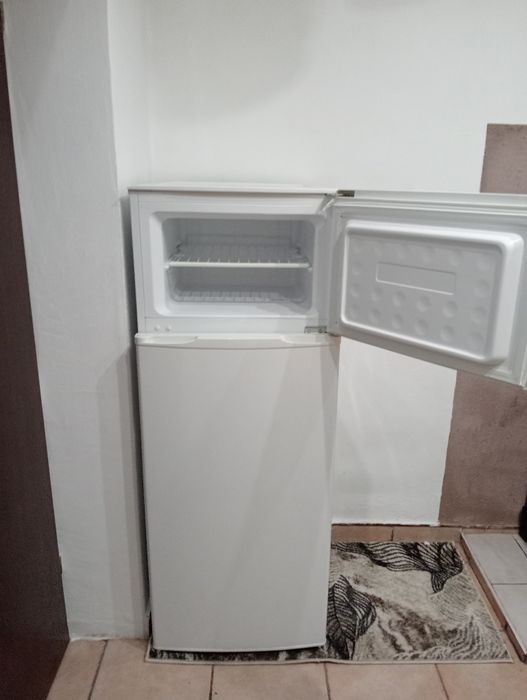 Vând frigider cu congelator stare excelenta !