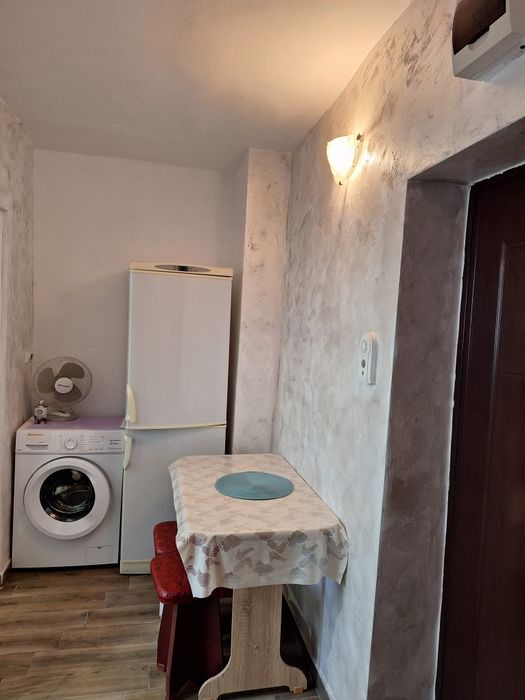 Închiriez garsoniera etaj1