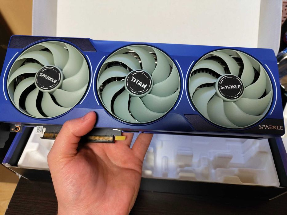 Видеокарта Intel Arc B580 Titan OC Edition + подарък