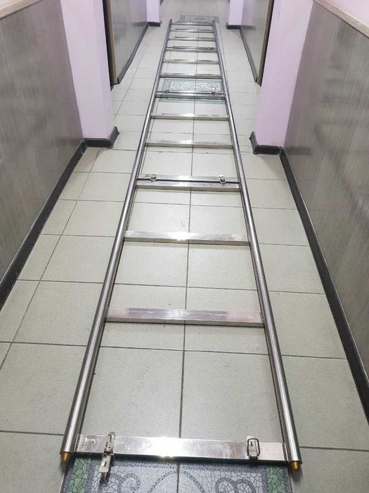 Операторский тележка рельс