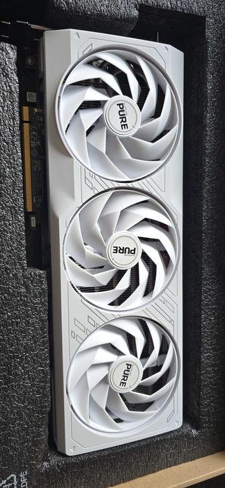 Vandut Placa Video Sapphire Pure Noua RX 7900 GRE 16Gb White Gaming Oc