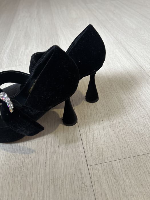 Продам Черные туфли с акцентом на брошь