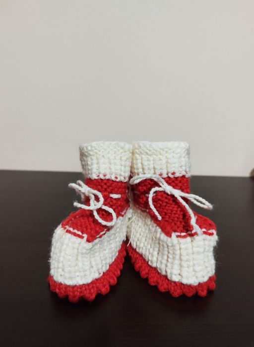 Ръчно плетени бебешки терлички и жилетки