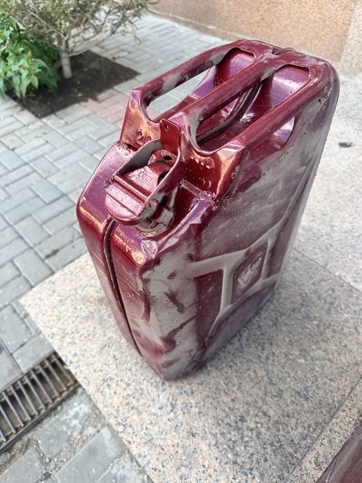 Продам канистру металлическую 40 литров