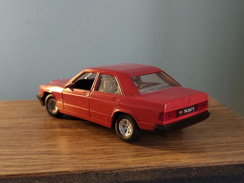 Macheta burago Mercedes-Benz 190 E scara 1/25