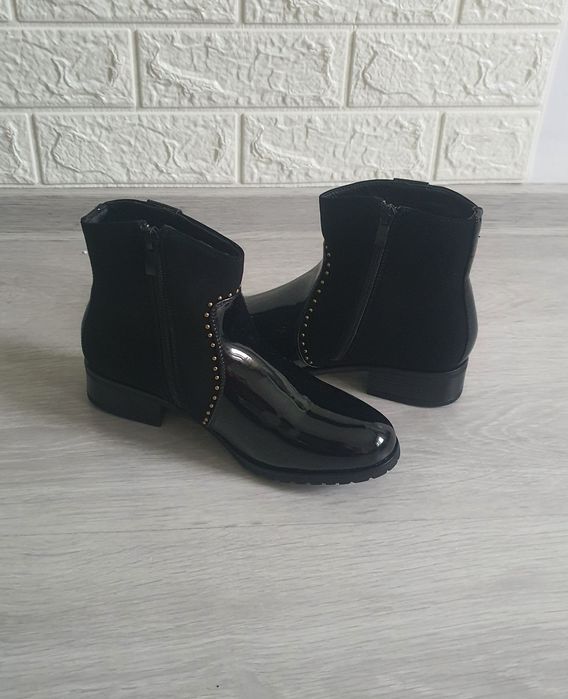 Botine negre cu detalii aurii