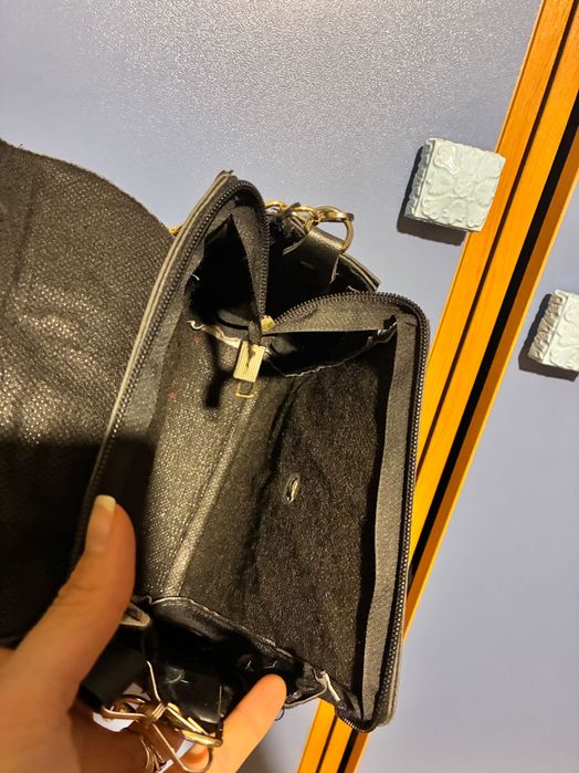 Чантичка със златисти елементи