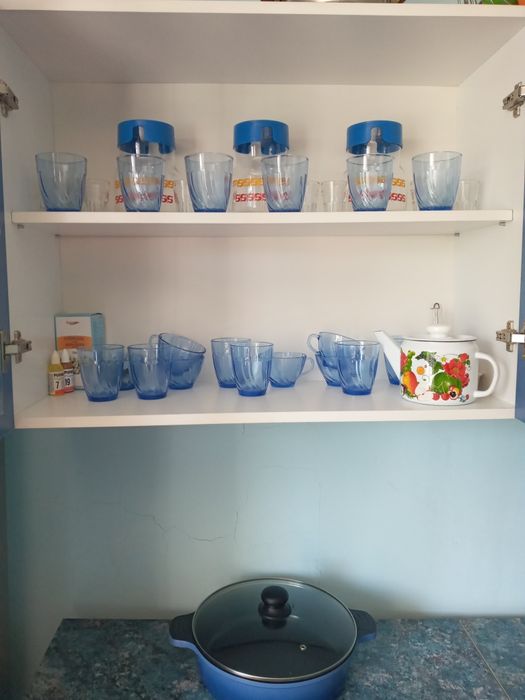 Кухонный гарнитур,  стол, угловой диван и стулья