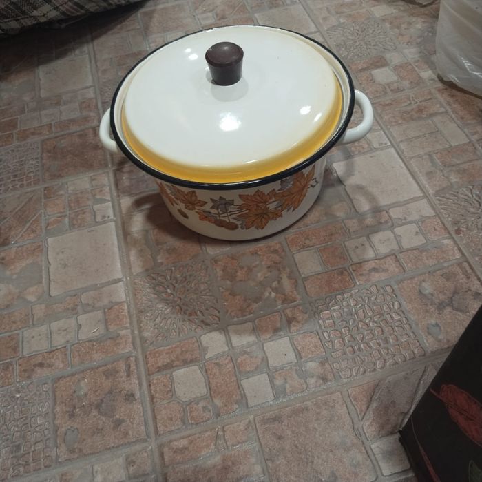Продам эмалированеые чайники и кастрюли