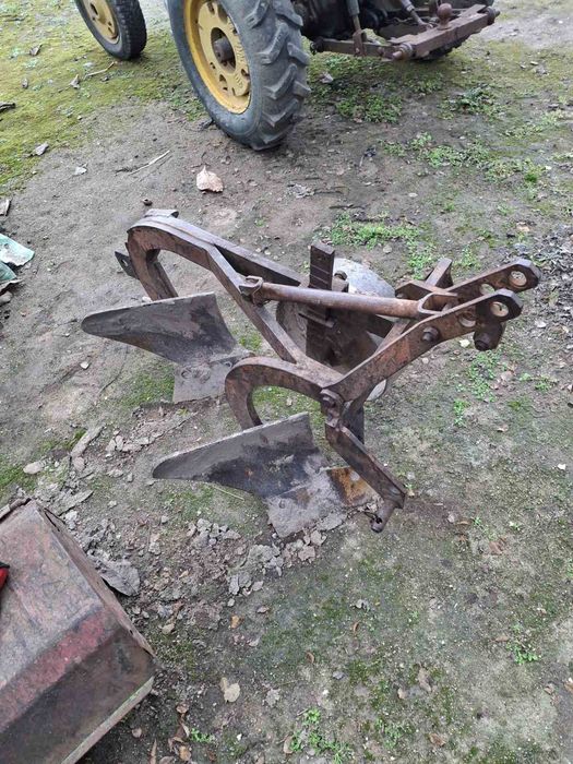 Трактор с плуг, фреза, браздир и ремарке