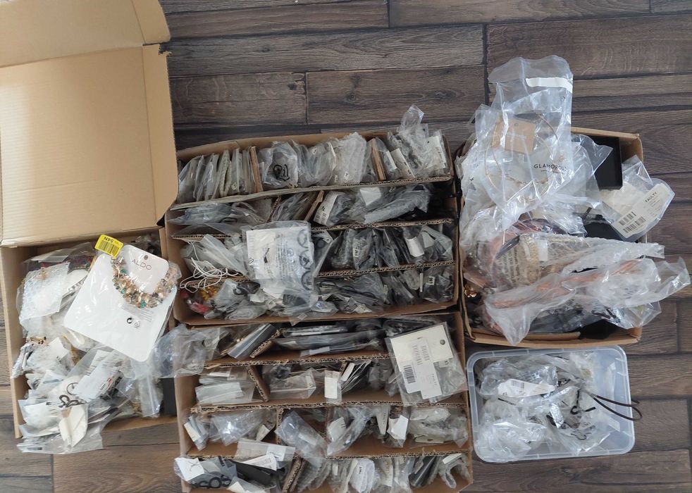 Бижута на едро от затворвн магазин. Единични бройки, англ.брандове.