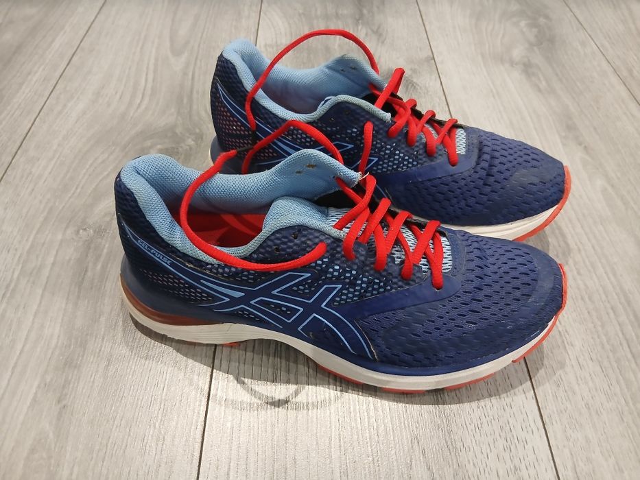 Vând încălțăminte sport Asics nr.37