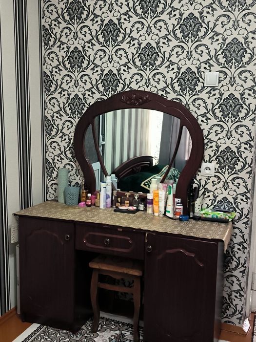 Спальный гарнитур из массива, шкаф, кровать и трюмо зеркало