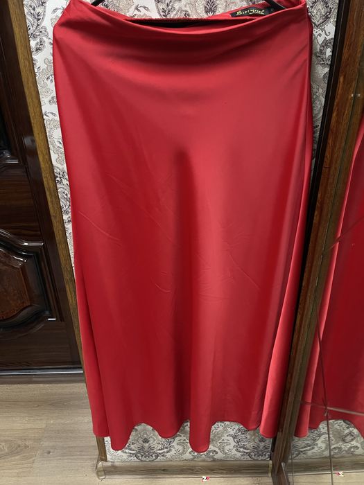 Қизил атлас юбка