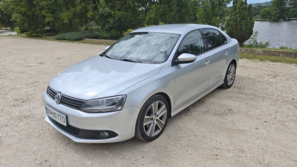 VOLKSWAGEN Jetta