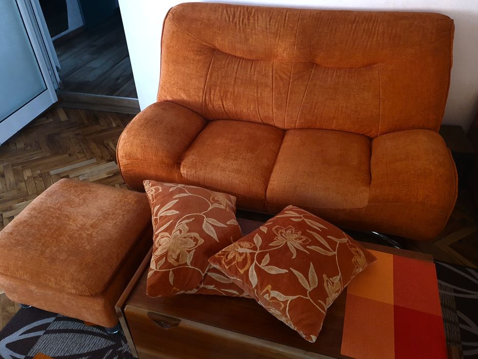 Продавам диван двойка и табуретка-оранжеви