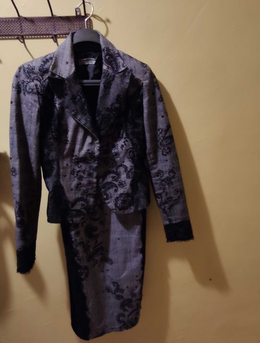 Дамски костюми s и m, елегантни, Италия, Rinascimento размер s