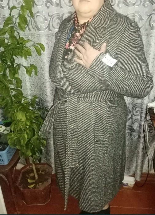 Продаю пальто брендовое с поясом.