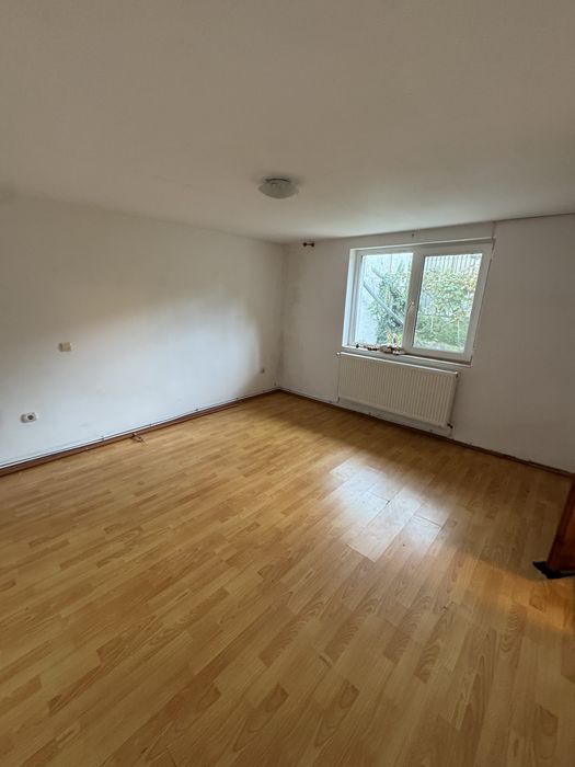 Vand casa zona Scoala 10
