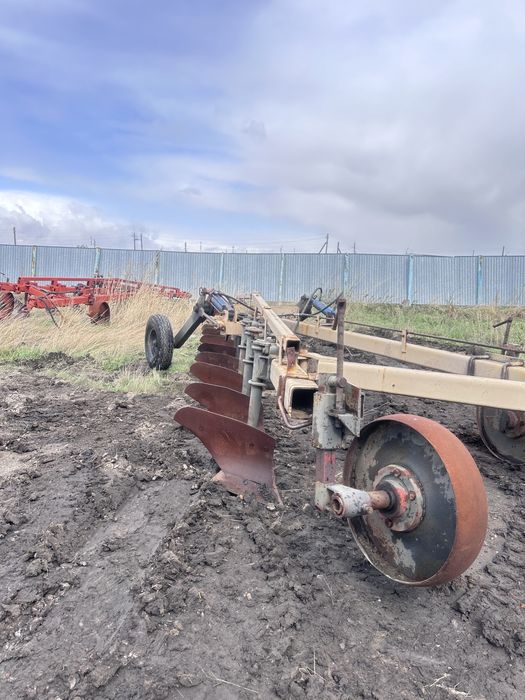 Продам плуг кировец 9ти корпусной