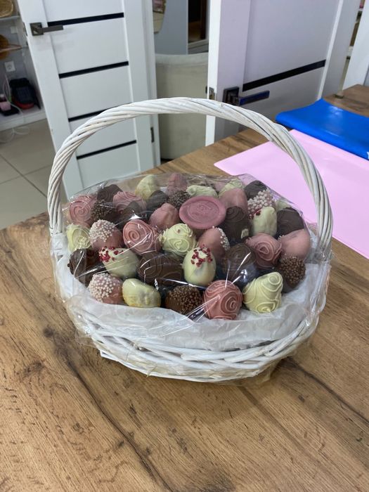 Букет из клубника в шоколаде с розами