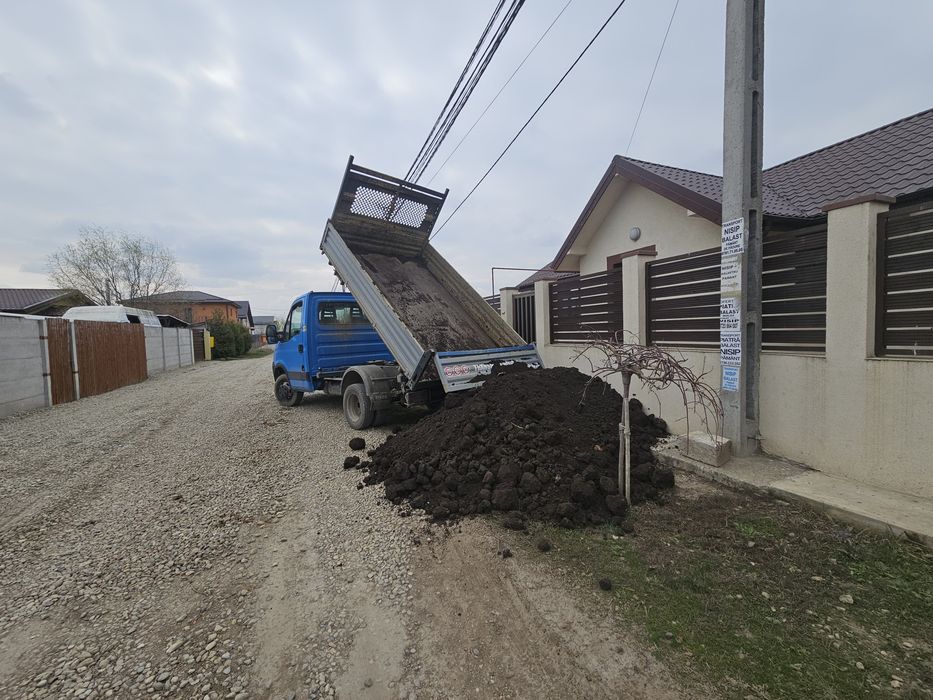 Pamant negru pentru flori și gazon .