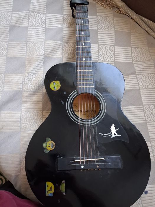 Гитара ақтауда тұр