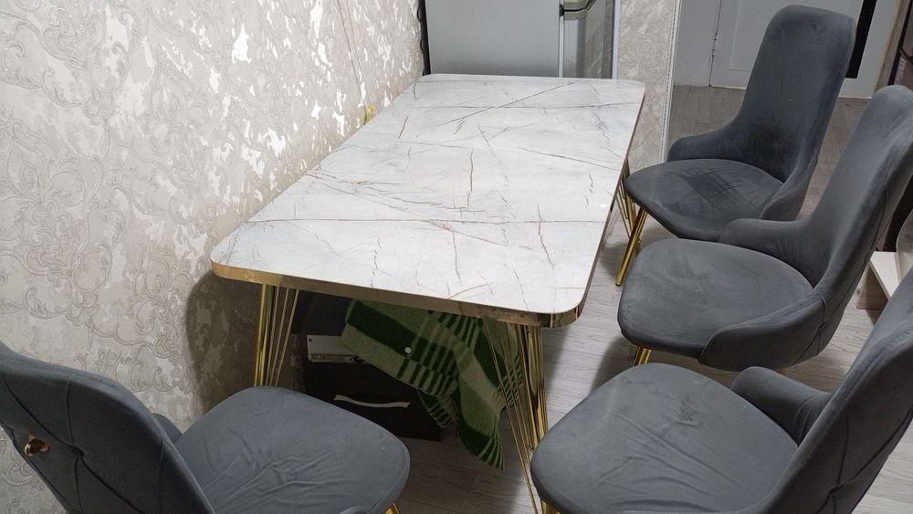 Стол со стульями