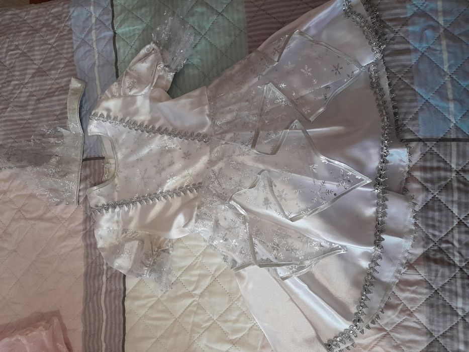 Продам новогодние костюмы на девочку