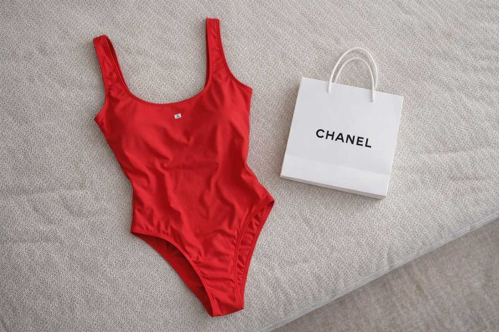 chanel цял бански в червен цвят с чантичка нов шанел топ
