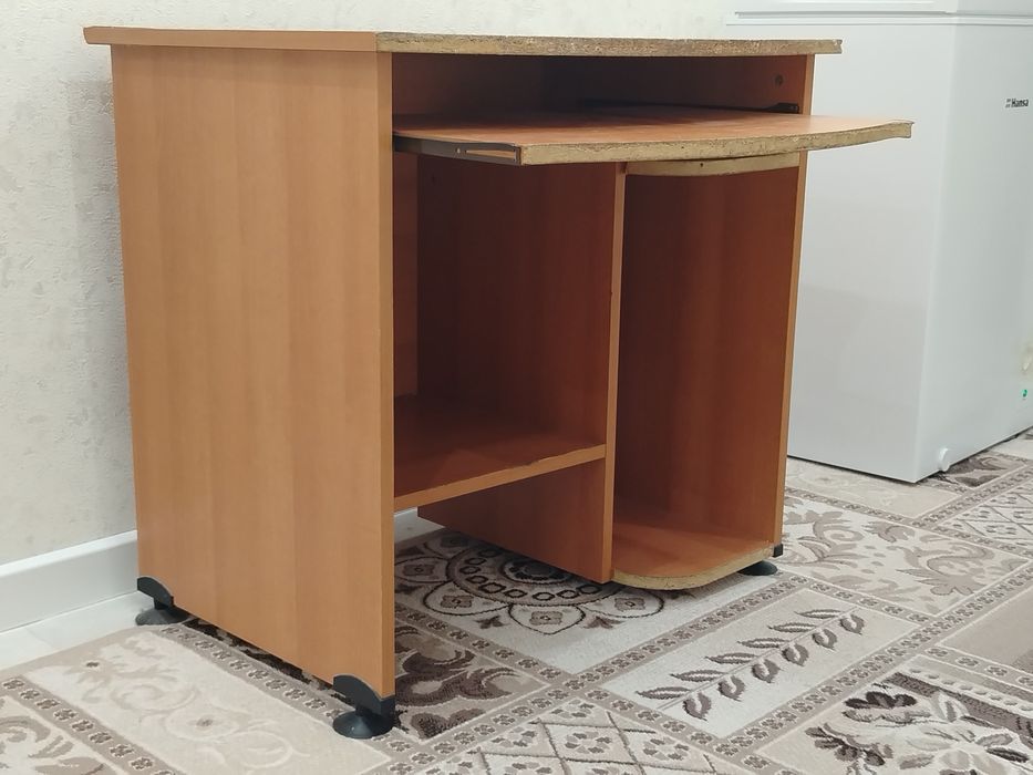Продам компьютерный стол