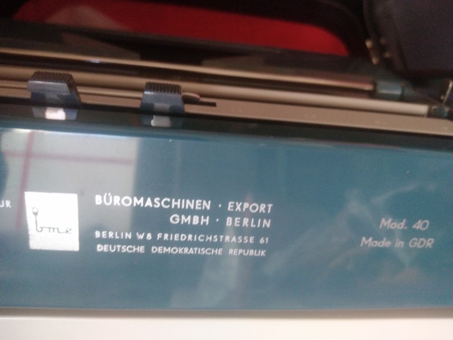 Mașina de scris Daro Erika 40