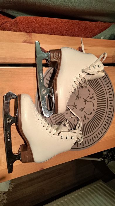 Patine marime cu sireturi marime 32-33