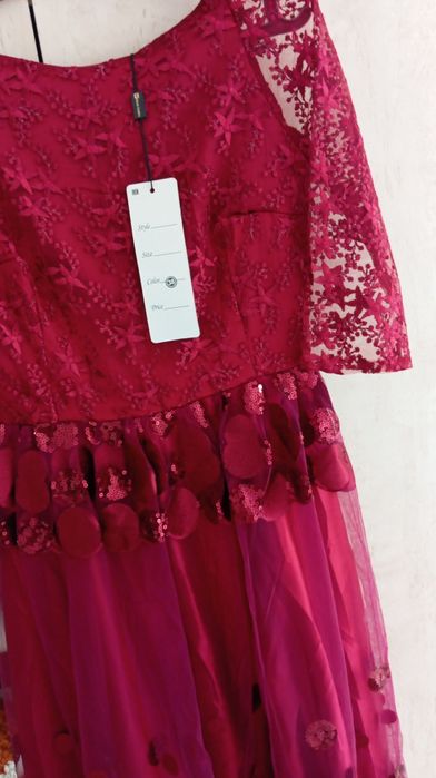 Коралловое легкое праздничное платье