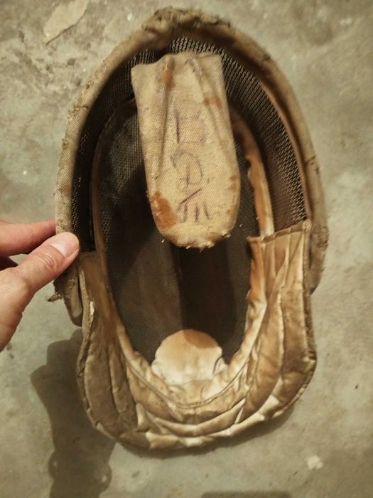 Старинна рапира, шпага, меч, сабя. Стара маска, шлем за фехтовка