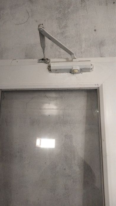 Продам пластиковую дверь б/у с доводчиком