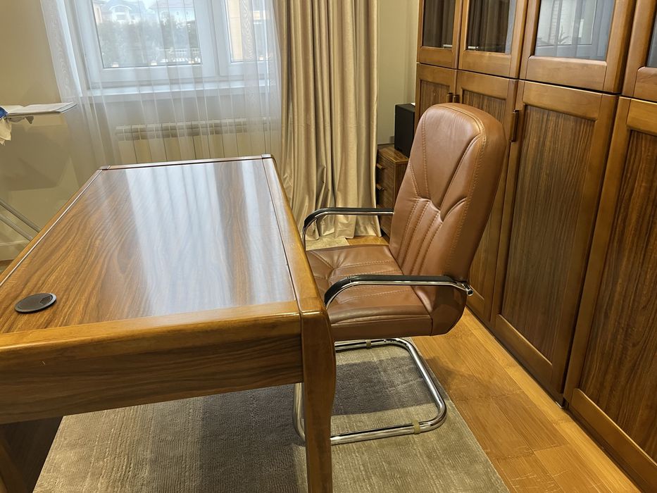 Стол со стульчиком в комплекте очень хороший из дерева