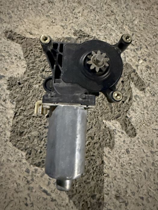 Моторчик стеклоподьемник мерс 210