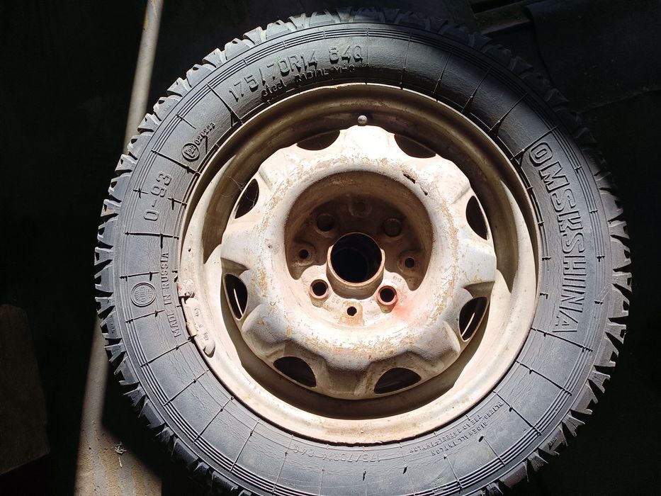 Продам зимнюю резину.