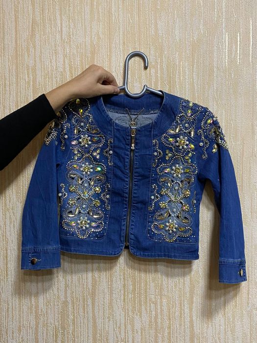 Красивый джинсовый костюм со стразами