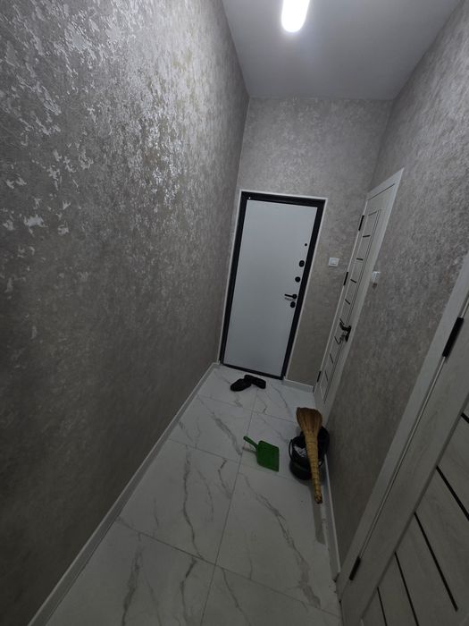 Продам 2х комнатную кварииру переделанная на 3.  Яшнаьадский район 5эт