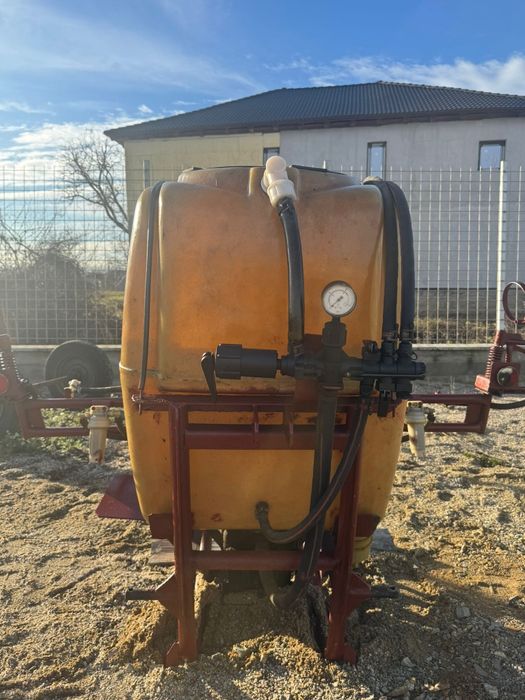 Vând grebla de împrăștiat fanul,erbicidator și remorca de tractor