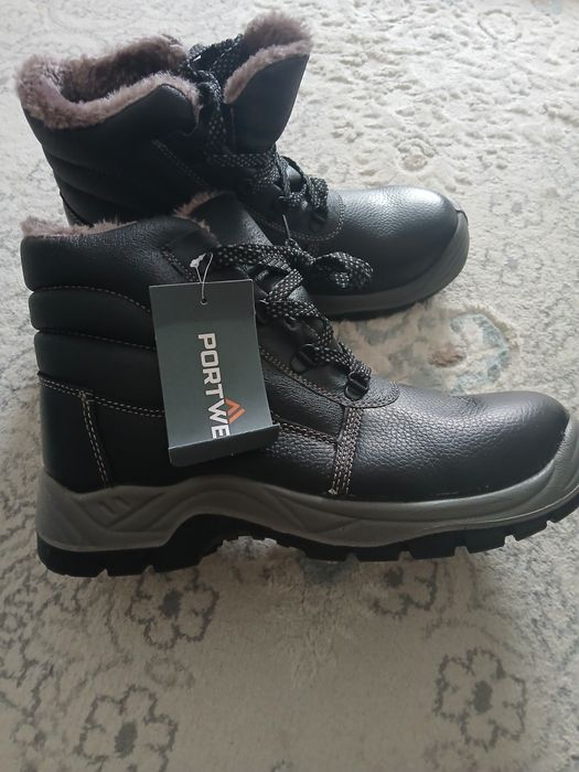 Продаётся комплект комбез ботинки куртка