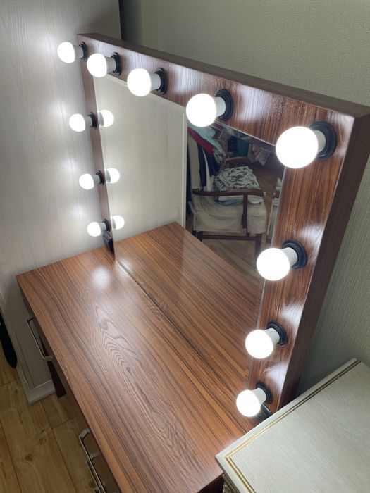 Туалетный гримерный столик с подсветкой и ящиками