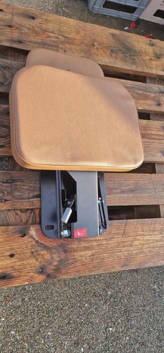 Scaun pasager tractor john deere original este model tapițat cu șezut