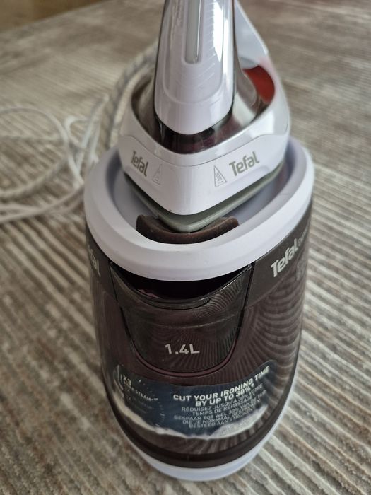 Stație de călcat Tefal Express Essential – ca nouă